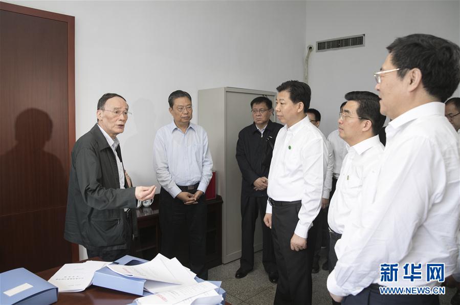 9月3日至5日，中共中央政治局常委、中央紀(jì)委書記、中央巡視工作領(lǐng)導(dǎo)小組組長王岐山在湖南省調(diào)研并主持召開巡察工作座談會。這是9月4日，王岐山來到株洲市委巡察辦看望巡察干部。新華社記者 王曄 攝
