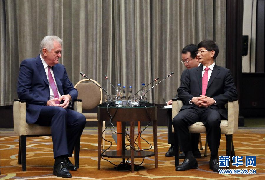 9月11日，在塞爾維亞首都貝爾格萊德，習(xí)近平主席特使、中共中央政治局委員、中央政法委書(shū)記孟建柱（右）會(huì)見(jiàn)塞爾維亞前總統(tǒng)尼科利奇（左）。新華社記者王慧娟攝