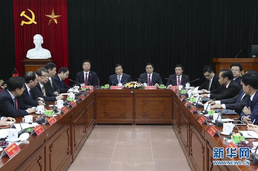 應(yīng)越南共產(chǎn)黨邀請，中共中央政治局常委、中央書記處書記劉云山9月18日至19日對越南進(jìn)行正式訪問。這是9月19日，劉云山在越共中央政治局委員范明政陪同下考察胡志明國家政治學(xué)院，并與曾赴華考察交流的越方學(xué)員代表進(jìn)行座談。 新華社記者龐興雷 攝