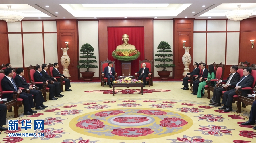 應(yīng)越南共產(chǎn)黨邀請，中共中央政治局常委、中央書記處書記劉云山9月18日至19日對越南進(jìn)行正式訪問。這是9月18日，劉云山在河內(nèi)會見越共中央總書記阮富仲。 新華社記者 龐興雷 攝