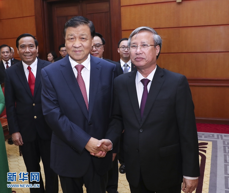 應(yīng)越南共產(chǎn)黨邀請，中共中央政治局常委、中央書記處書記劉云山9月18日至19日對越南進(jìn)行正式訪問。這是9月18日，劉云山在河內(nèi)與越共中央政治局委員陳國旺舉行會談。 新華社記者 龐興雷 攝