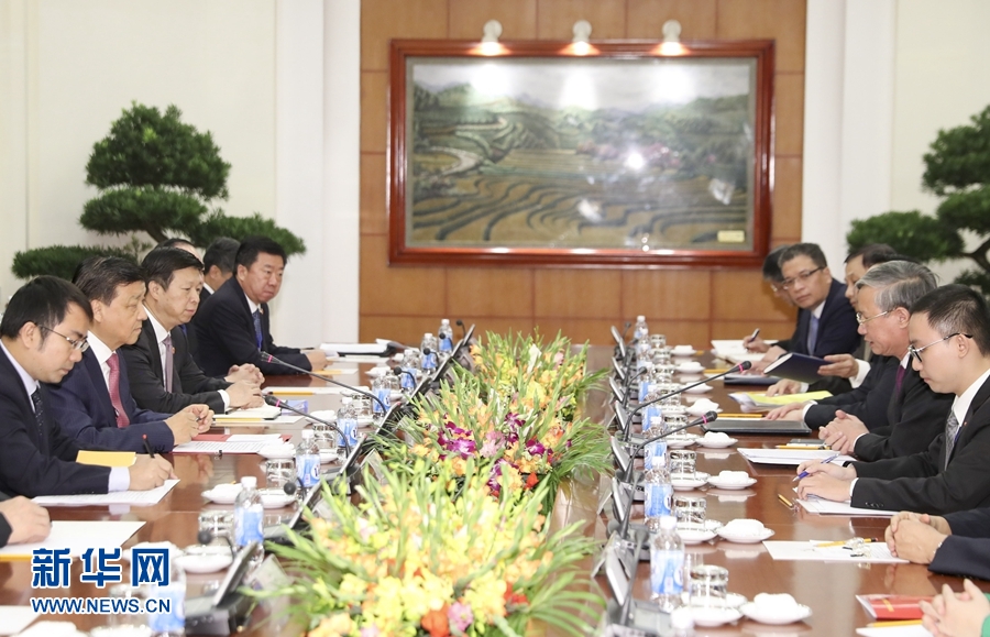 應(yīng)越南共產(chǎn)黨邀請，中共中央政治局常委、中央書記處書記劉云山9月18日至19日對越南進(jìn)行正式訪問。這是9月18日，劉云山在河內(nèi)與越共中央政治局委員陳國旺舉行會談。 新華社記者 丁林 攝