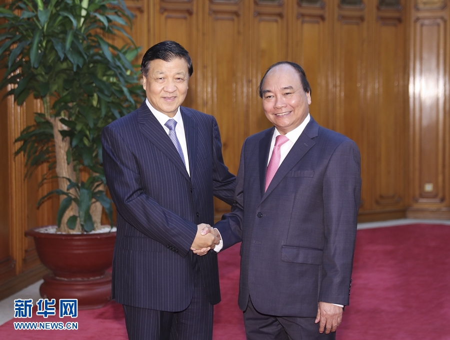 應(yīng)越南共產(chǎn)黨邀請，中共中央政治局常委、中央書記處書記劉云山9月18日至19日對越南進(jìn)行正式訪問。這是9月19日，劉云山在河內(nèi)會見越南總理阮春福。 新華社記者 丁林 攝