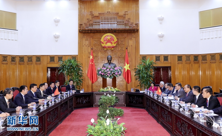 應(yīng)越南共產(chǎn)黨邀請，中共中央政治局常委、中央書記處書記劉云山9月18日至19日對越南進(jìn)行正式訪問。這是9月19日，劉云山在河內(nèi)會見越南總理阮春福。 新華社記者 丁林 攝