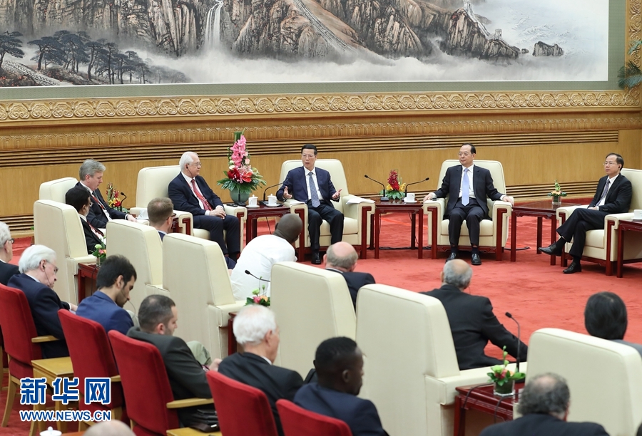 9月21日，中共中央政治局常委、國務(wù)院副總理張高麗在北京人民大會(huì)堂會(huì)見來華參加2017&ldquo;一帶一路&rdquo;媒體合作論壇的外方代表并回答大家關(guān)心的問題。新華社記者王曄攝 