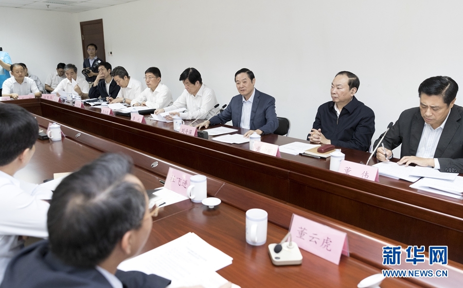 9月22日，中共中央政治局委員、中央書記處書記、中宣部部長(zhǎng)劉奇葆在北京調(diào)研京劇像音像工程情況。這是劉奇葆與有關(guān)方面負(fù)責(zé)同志座談交流。新華社記者 丁海濤 攝