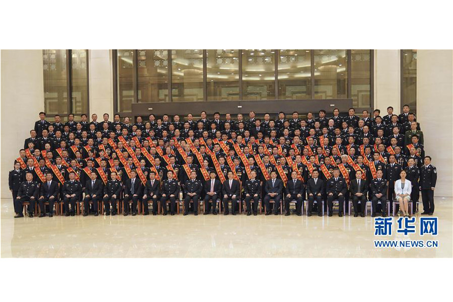 9月22日，&ldquo;熱血鑄劍&middot;丹心衛(wèi)民&rdquo;全國公安百佳刑警推選活動揭曉儀式在北京舉行。中共中央政治局委員、中央政法委書記孟建柱會見當(dāng)選民警并觀看揭曉儀式。國務(wù)委員、公安部部長郭聲琨參加會見并觀看揭曉儀式。新華社記者 殷剛 攝