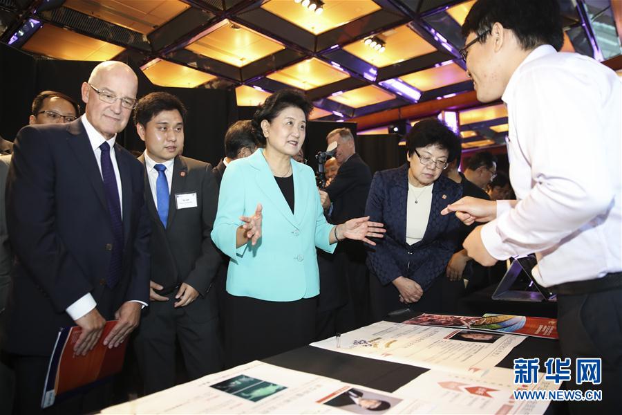 9月25日，在美國紐約，國務(wù)院副總理劉延?xùn)|（中）在紐約大學(xué)校長漢密爾頓（前左一）的陪同下參觀中美兩國青年創(chuàng)客產(chǎn)品展示。國務(wù)院副總理劉延?xùn)|25日在美國紐約大學(xué)出席中美創(chuàng)客峰會暨中美青年創(chuàng)客中心啟動儀式并講話。新華社記者 王迎 攝