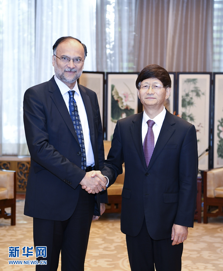 9月26日，中共中央政治局委員、中央政法委書記孟建柱在北京會見來華出席國際刑警組織第86屆全體大會的巴基斯坦內(nèi)政部長伊克巴爾。新華社記者 張領(lǐng) 攝