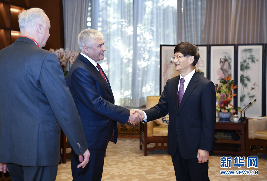 9月26日，中共中央政治局委員、中央政法委書記孟建柱在北京會見來華出席國際刑警組織第86屆全體大會的俄羅斯內(nèi)務(wù)部長科洛科利采夫（左二）和俄聯(lián)邦調(diào)查委員會主席巴斯特雷金（左一）。新華社記者 張領(lǐng) 攝 