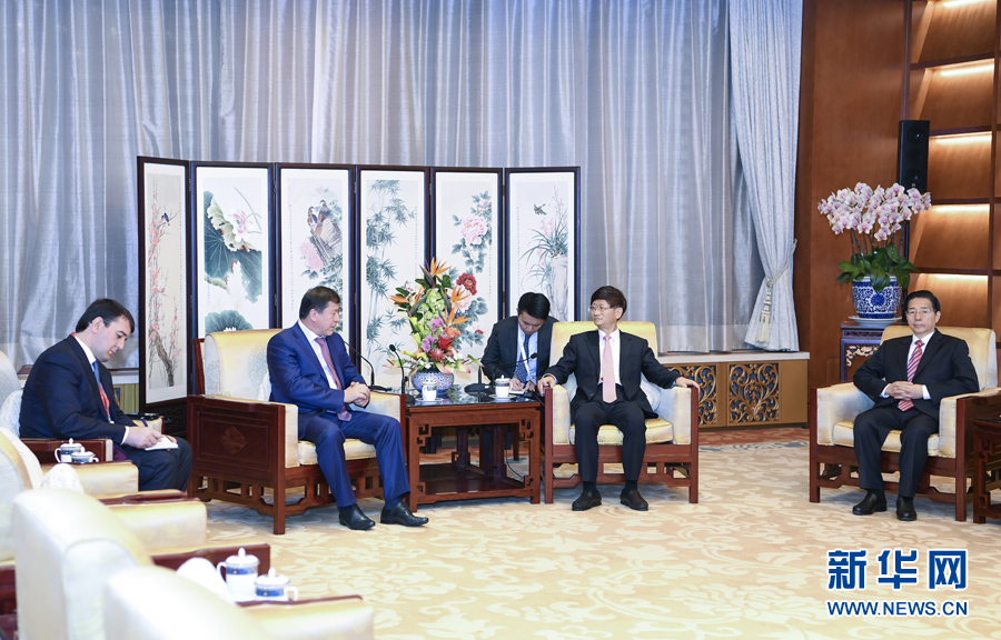 9月26日，中共中央政治局委員、中央政法委書記孟建柱在北京會見來華出席國際刑警組織第86屆全體大會的塔吉克斯坦內(nèi)務(wù)部長拉希姆佐達。國務(wù)委員、公安部部長郭聲琨參加有關(guān)會見。新華社記者 張領(lǐng) 攝