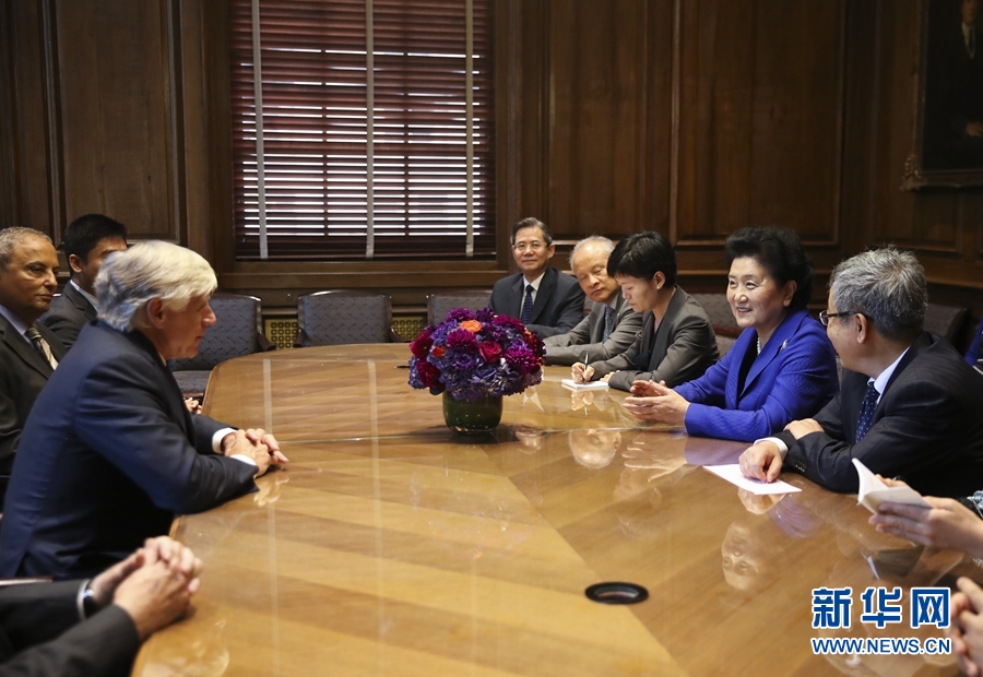 當(dāng)?shù)貢r(shí)間9月26日，國務(wù)院副總理劉延?xùn)|在紐約哥倫比亞大學(xué)出席中美大學(xué)校長與智庫論壇并發(fā)表主旨演講。這是論壇開始前，國務(wù)院副總理劉延?xùn)|（右二）會(huì)見哥倫比亞大學(xué)校長博林格（左）。新華社記者 王迎 攝