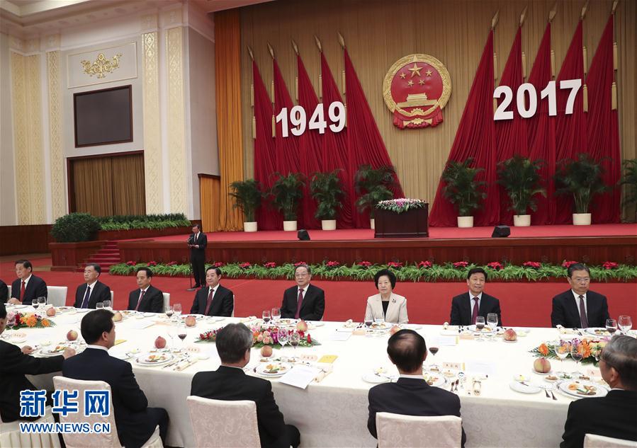 9月28日，全國政協(xié)辦公廳、中共中央統(tǒng)戰(zhàn)部、國務(wù)院僑辦、國務(wù)院港澳辦、國務(wù)院臺辦在北京人民大會堂聯(lián)合舉行國慶招待會。中共中央政治局常委、全國政協(xié)主席俞正聲與2800多名港澳臺僑各界代表歡聚一堂，慶祝中華人民共和國成立68周年。這是俞正聲在招待會上致辭。新華社記者 龐興雷 攝