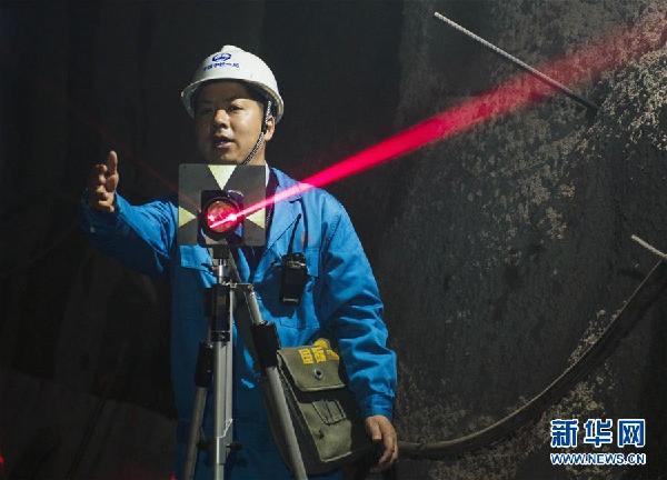 (十九大代表風(fēng)采·圖文互動(dòng))(1)白芝勇:用點(diǎn)線(xiàn)繪就“測(cè)量人生”