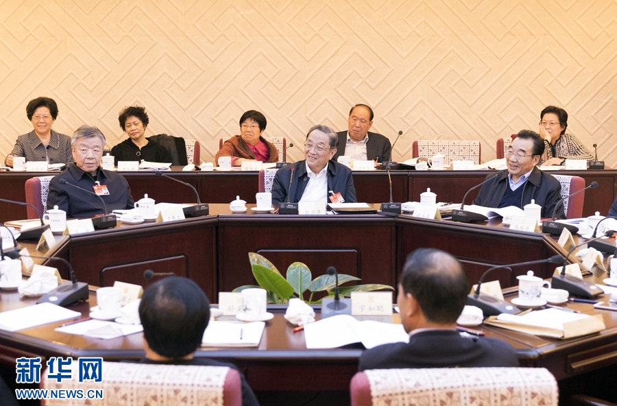 10月30日，政協(xié)第十二屆全國(guó)委員會(huì)常務(wù)委員會(huì)第二十三次會(huì)議舉行分組討論，與會(huì)人員圍繞深入學(xué)習(xí)貫徹中共十九大精神認(rèn)真討論，積極建言獻(xiàn)策。全國(guó)政協(xié)主席俞正聲參加討論。新華社記者 丁海濤 攝