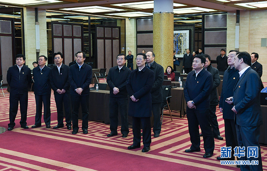 11月14日至15日，國務院副總理張高麗在黑龍江調(diào)研。這是11月14日，張高麗到黑龍江糧食交易市場了解糧食生產(chǎn)和銷售、糧食產(chǎn)品深加工、政策性儲糧去庫存等工作。 新華社記者 高潔 攝