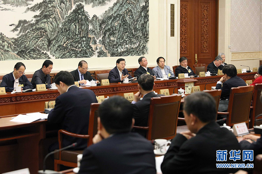 12月23日，十二屆全國(guó)人大常委會(huì)第三十一次會(huì)議舉行分組會(huì)議，審議監(jiān)察法草案二次審議稿等。張德江委員長(zhǎng)參加審議。 新華社記者劉衛(wèi)兵攝