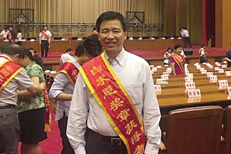 黃國(guó)寧被授予我國(guó)衛(wèi)生行業(yè)的最高榮譽(yù)&ldquo;白求恩獎(jiǎng)?wù)?rdquo;。