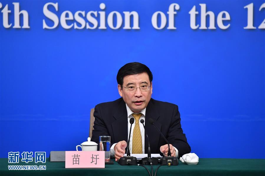 （兩會(huì)）（1）工業(yè)和信息化部部長(zhǎng)苗圩等就&ldquo;推進(jìn)實(shí)施&lsquo;中國(guó)制造2025&rsquo;&rdquo;答記者問(wèn)