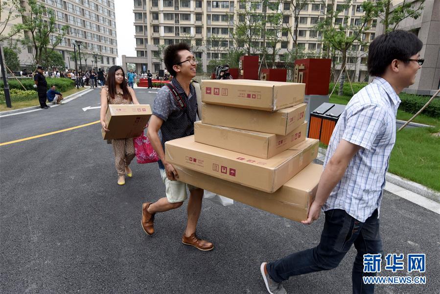 （新華全媒頭條&middot;圖文互動(dòng)）（13）開(kāi)啟新征程　譜寫(xiě)新史詩(shī)&mdash;&mdash;以習(xí)近平同志為核心的黨中央引領(lǐng)中國(guó)特色社會(huì)主義進(jìn)入新時(shí)代