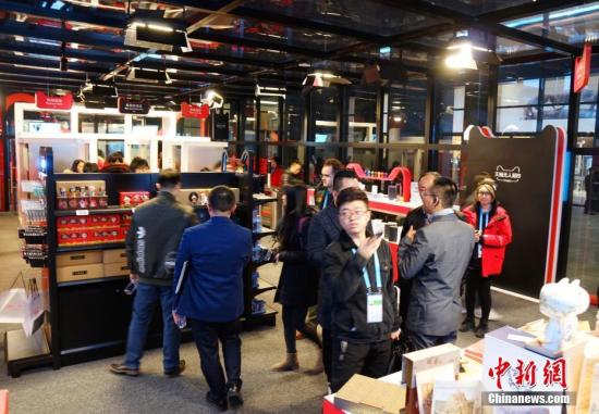 走進&ldquo;互聯(lián)網(wǎng)之光&rdquo;博覽會，無人超市是本次展會最大的熱點，顧客可用二維碼進入超市，實現(xiàn)全自動購物。