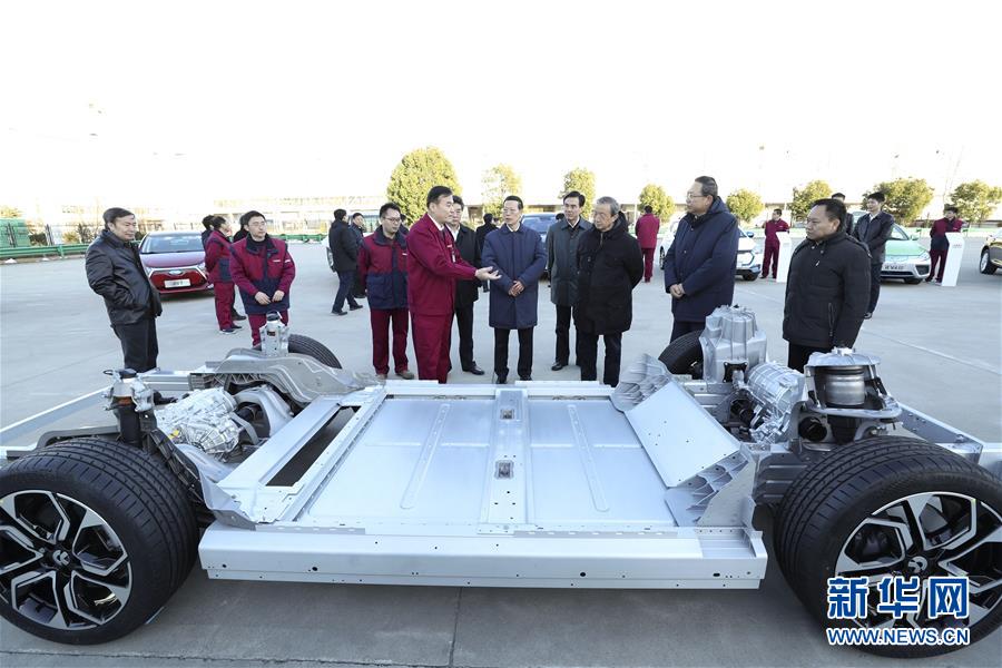 1月9日至10日，國務(wù)院副總理張高麗在安徽調(diào)研推動長江經(jīng)濟帶發(fā)展工作。這是1月9日，張高麗在江淮汽車股份有限公司了解企業(yè)生產(chǎn)經(jīng)營和參與國際產(chǎn)能合作情況。新華社記者 龐興雷 攝