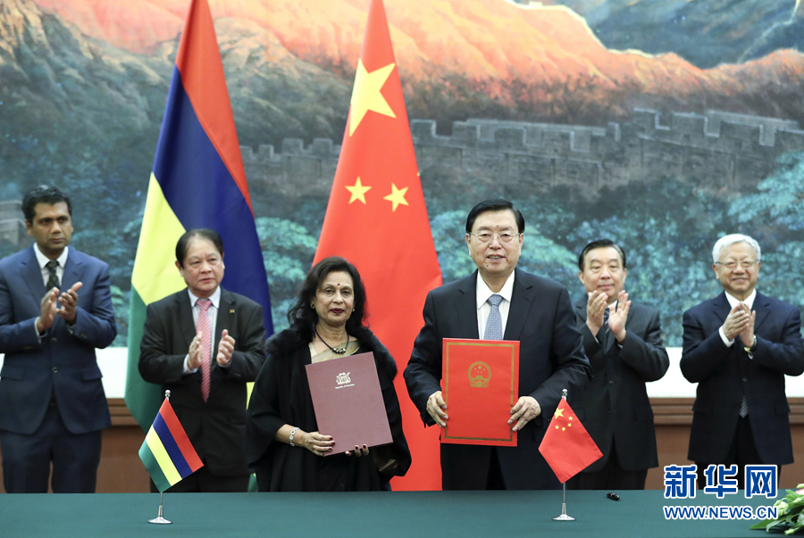 2月2日，全國人大常委會委員長張德江在北京人民大會堂與毛里求斯國民議會議長哈努曼吉舉行會談。這是雙方會談前共同出席中國全國人大與毛里求斯國民議會合作諒解備忘錄的簽字儀式。新華社記者 龐興雷 攝