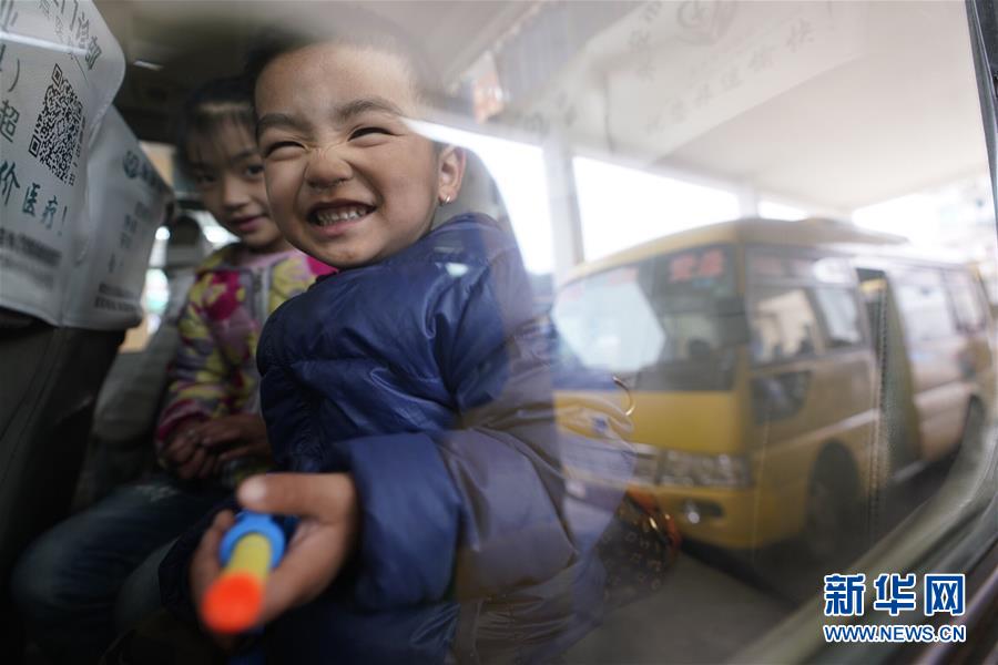 （圖文互動(dòng)&middot;新華全媒頭條）（3）讓農(nóng)民致富奔小康的道路越走越寬廣&mdash;&mdash;黨的十八大以來(lái)以習(xí)近平同志為核心的黨中央關(guān)心農(nóng)村公路發(fā)展紀(jì)實(shí)