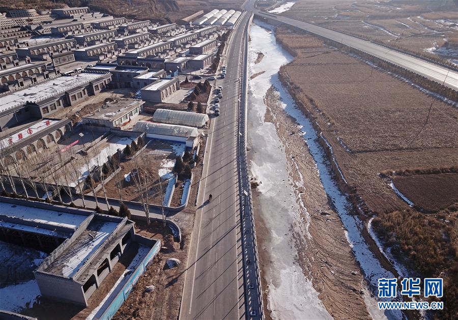 （圖文互動(dòng)&middot;新華全媒頭條）（5）讓農(nóng)民致富奔小康的道路越走越寬廣&mdash;&mdash;黨的十八大以來(lái)以習(xí)近平同志為核心的黨中央關(guān)心農(nóng)村公路發(fā)展紀(jì)實(shí)