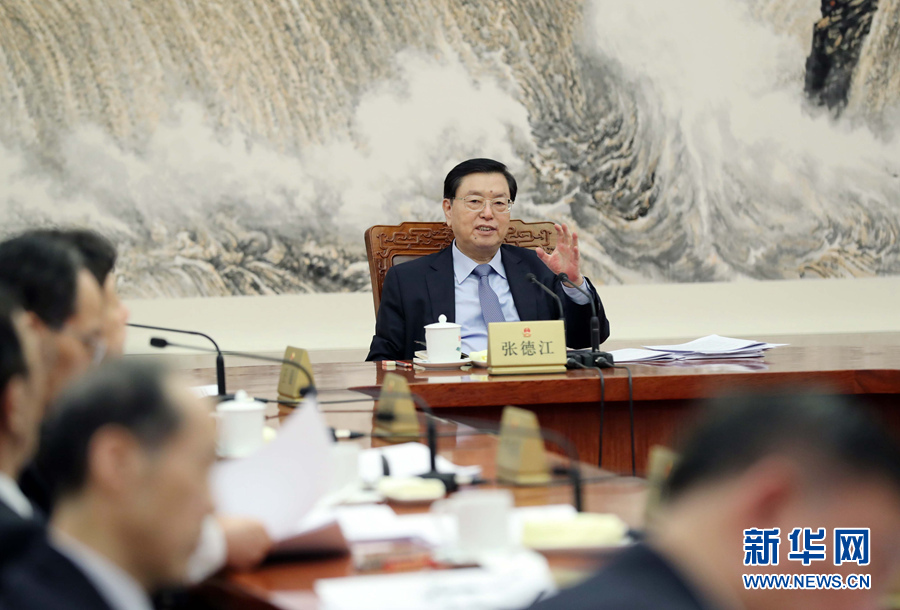 2月11日，十二屆全國(guó)人大常委會(huì)第一百一十一次委員長(zhǎng)會(huì)議在北京人民大會(huì)堂舉行。會(huì)議決定，十二屆全國(guó)人大常委會(huì)第三十三次會(huì)議于2月23日至24日舉行。張德江委員長(zhǎng)主持會(huì)議。新華社記者 劉衛(wèi)兵 攝