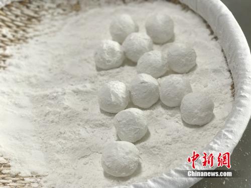 制作元宵時(shí)，首先要將餡料做好，沾上水，再投進(jìn)盛滿糯米粉的笸籮內(nèi)搖。<a target='_blank'  ><p  align=