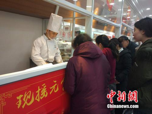 于伯軍的現(xiàn)場(chǎng)展示吸引了不少北京市民圍觀。<a target='_blank'  ><p  align=