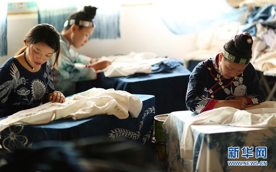 （社會）（1）貴州丹寨：&ldquo;指尖經(jīng)濟&rdquo;繪制脫貧藍(lán)圖