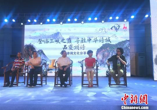 《中國(guó)詩(shī)詞大會(huì)》導(dǎo)演組：&ldquo;我們的節(jié)目沒有任何腳本&rdquo;