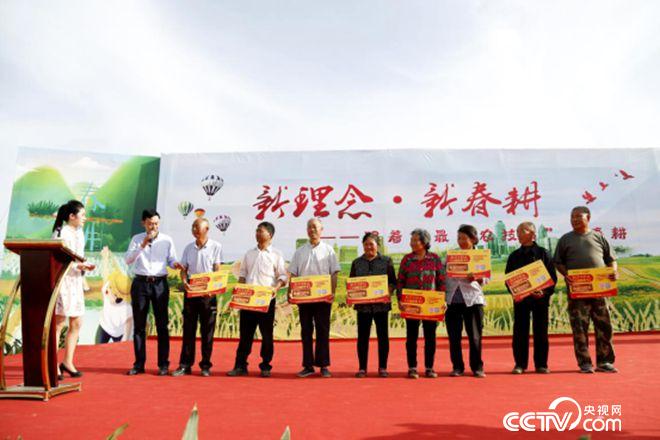 愛心企業(yè)與貧困農(nóng)戶結(jié)對子、送肥料