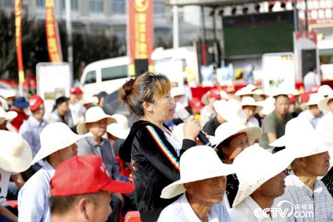 活動現(xiàn)場，農(nóng)民搶答問題