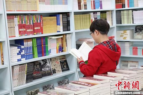 5月9日，一女子在哈爾濱市某書(shū)店選購(gòu)圖書(shū)。從5月1日至5月4日，全國(guó)32家紙廠(chǎng)宣布漲價(jià)，各紙種漲價(jià)幅度為每噸100元至300元不等。對(duì)此，出版行業(yè)業(yè)內(nèi)人士表示&ldquo;因?yàn)榧垙垉r(jià)格上漲，直接造成了出版成本的明顯增加，出版行業(yè)只能被迫對(duì)圖書(shū)定價(jià)進(jìn)行調(diào)整。&rdquo;
<a target='_blank' >中新社</a>記者 于琨 攝