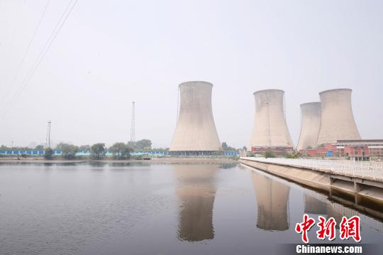 按照規(guī)劃，位于首鋼園區(qū)內(nèi)的滑雪大跳臺(tái)建成后將成為世界首例永久保留和使用的單板大跳臺(tái)場(chǎng)地。圖為單板大跳臺(tái)選址所在地?！№n海丹 攝