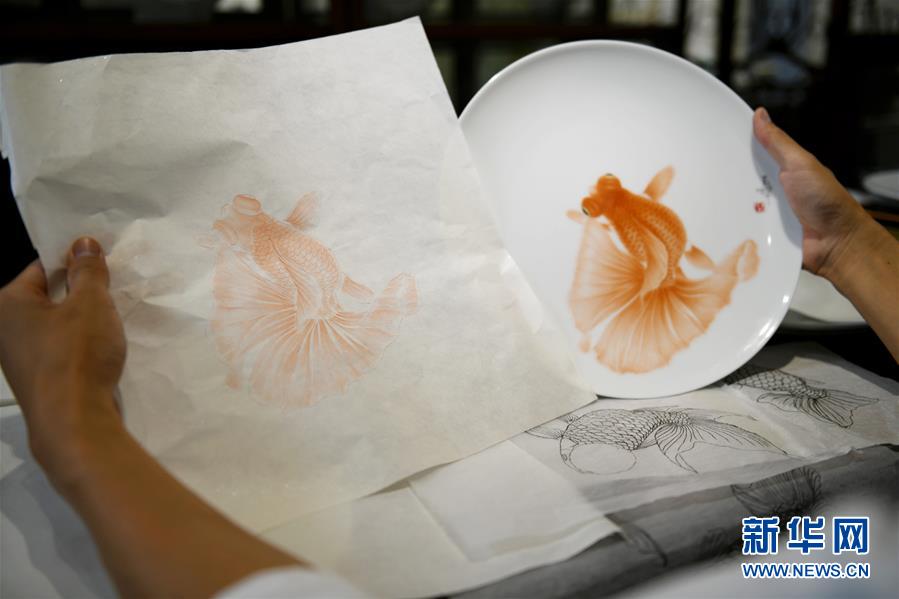 #(文化)(3)魚(yú)躍盤(pán)中:活靈活現(xiàn)的瓷畫(huà)技藝