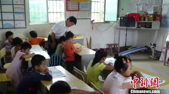 &ldquo;80后&rdquo;教師堅(jiān)守鄉(xiāng)村20年愿山里孩子有個(gè)快樂(lè)童年