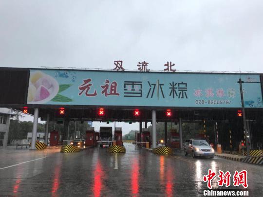 網(wǎng)傳車輛被淹的收費(fèi)站現(xiàn)狀?！＄娦?攝