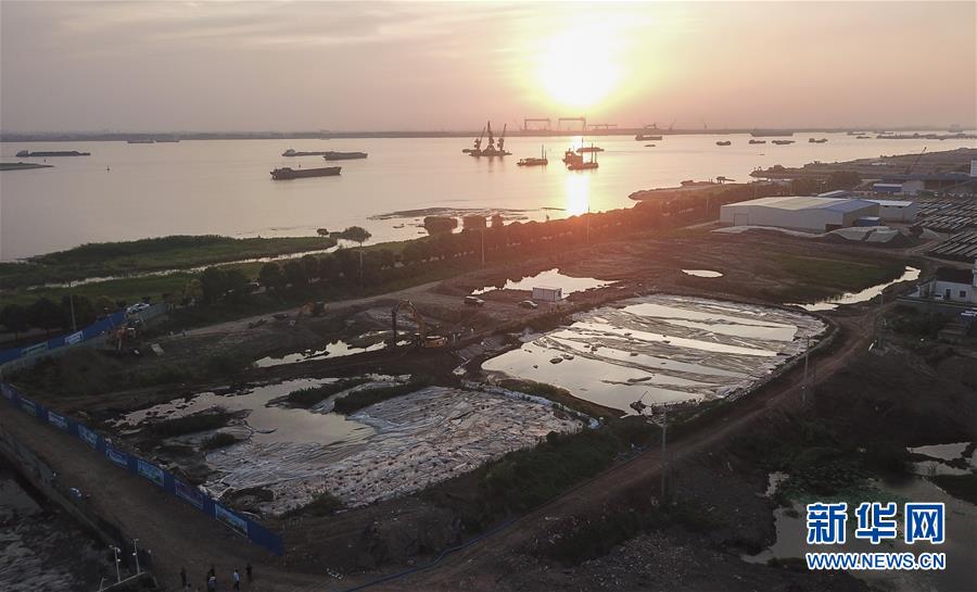 （新華視點(diǎn)&middot;圖文互動(dòng)）（3）中央督察兩年有的絲毫未改，有的不減反增&mdash;&mdash;江蘇泰興數(shù)萬(wàn)噸化工廢料和污泥堆放長(zhǎng)江邊調(diào)查