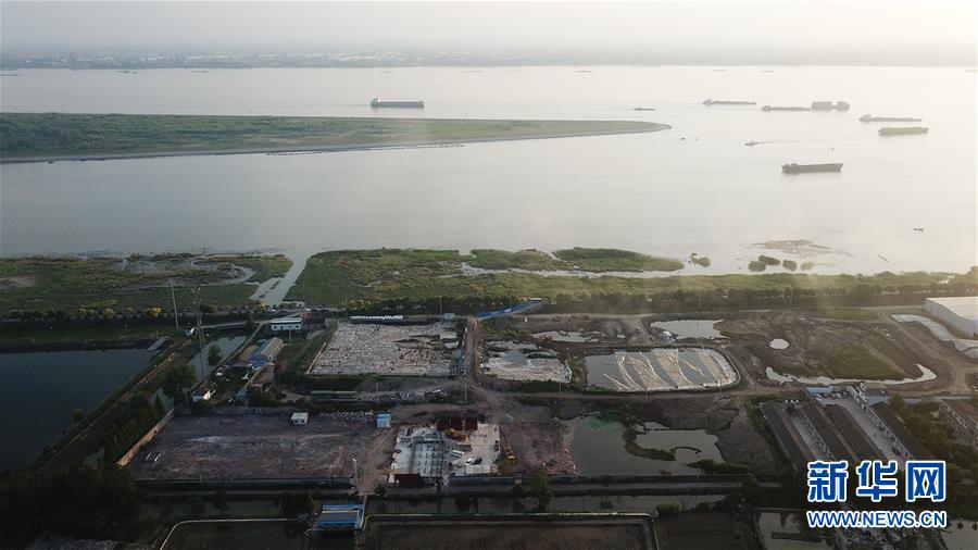 （新華視點(diǎn)&middot;圖文互動(dòng)）（6）中央督察兩年有的絲毫未改，有的不減反增&mdash;&mdash;江蘇泰興數(shù)萬(wàn)噸化工廢料和污泥堆放長(zhǎng)江邊調(diào)查