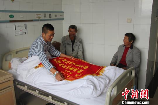 被救的李忠起、張總鳳夫婦看望受傷后的李運飛?！⊥粲?攝