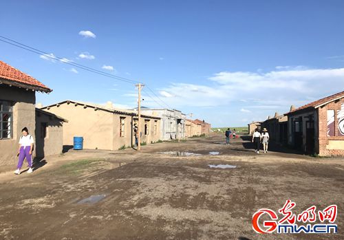 【新時(shí)代&middot;幸福美麗新邊疆】昔日紅色精神流入血脈 今朝邊疆處處開遍幸福花