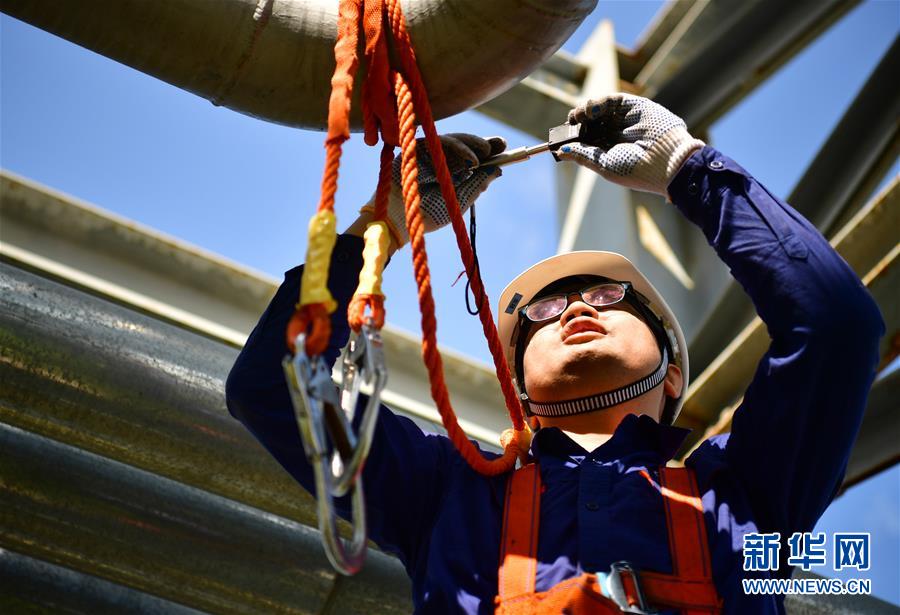 (高溫下的勞動(dòng)者)(1)高溫天氣特檢忙