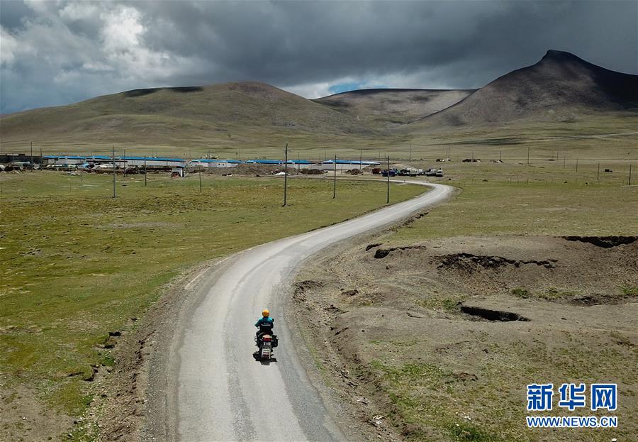(圖片故事)(1)活躍在中國(guó)最高鄉(xiāng)的投遞員