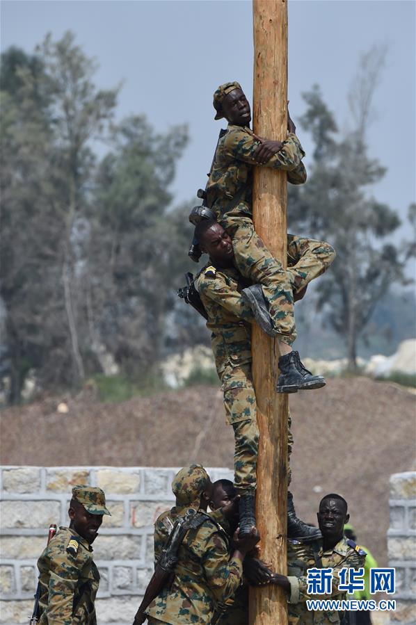 （軍事&middot;圖文互動）（2）海上登陸賽障礙賽打響　中國隊包攬前3名
