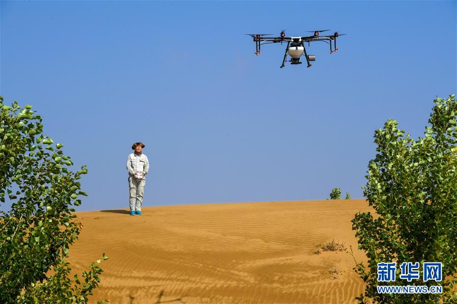 （新華全媒頭條&middot;在習(xí)近平新時(shí)代中國(guó)特色社會(huì)主義思想指引下&mdash;&mdash;新時(shí)代新作為新篇章&middot;圖文互動(dòng)）（2）綠富同興畫卷在沙海中鋪展&mdash;&mdash;庫布其沙漠生態(tài)治理紀(jì)實(shí)