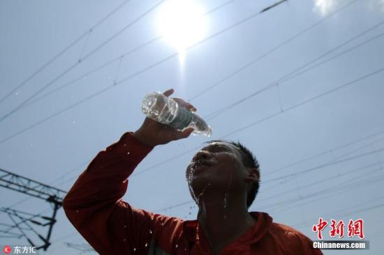 資料圖：高溫下的人。胡國(guó)林 攝 圖片來(lái)源：東方IC 版權(quán)作品 請(qǐng)勿轉(zhuǎn)載